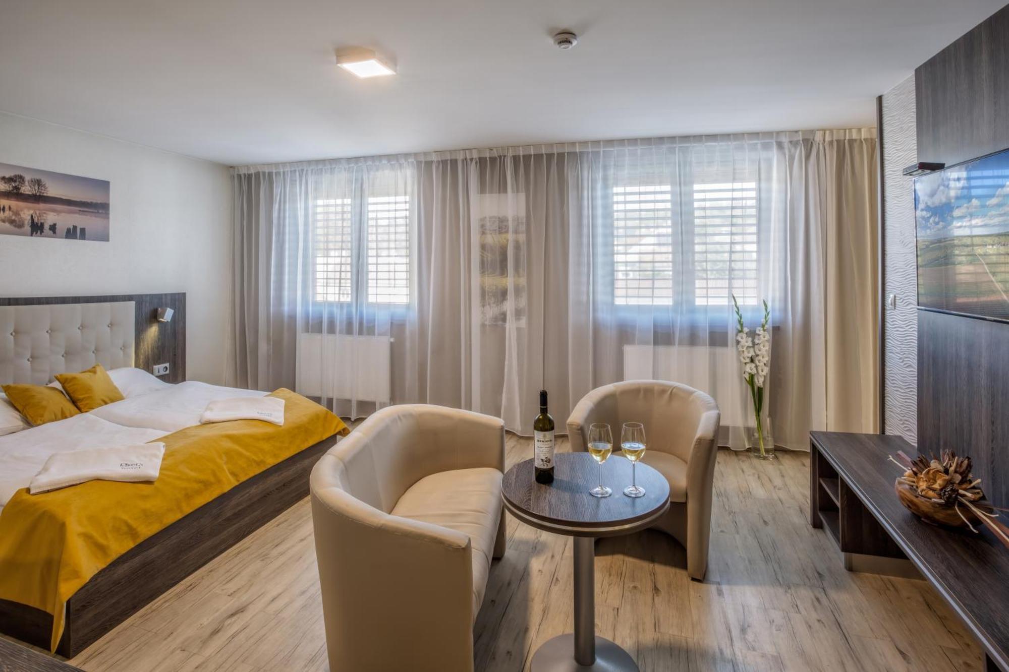Hotel Beta Bzenec Exterior photo